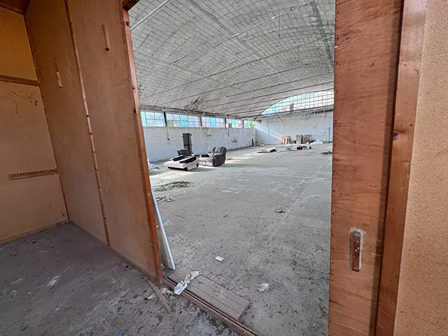 Immagine 9 di Locale commerciale in vendita  a Buti