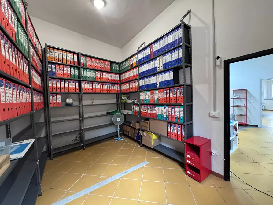 Immagine 2 di Locale commerciale in vendita  a Calcinaia