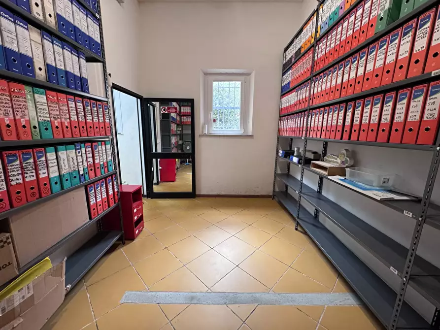 Immagine 3 di Locale commerciale in vendita  a Calcinaia