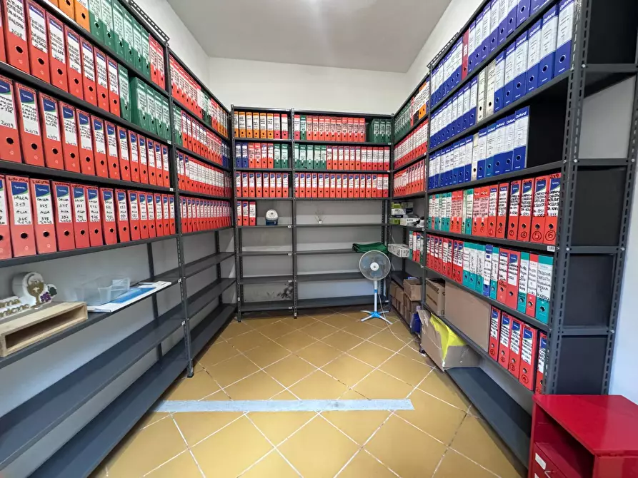 Immagine 4 di Locale commerciale in vendita  a Calcinaia