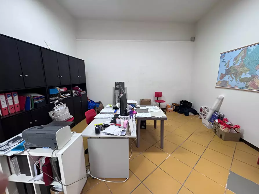 Immagine 5 di Locale commerciale in vendita  a Calcinaia