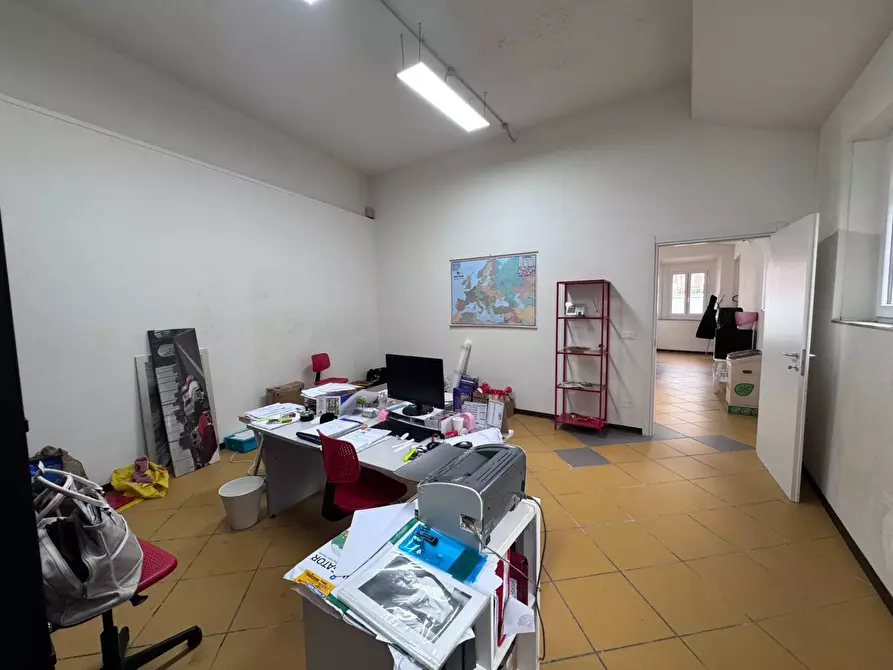 Immagine 6 di Locale commerciale in vendita  a Calcinaia