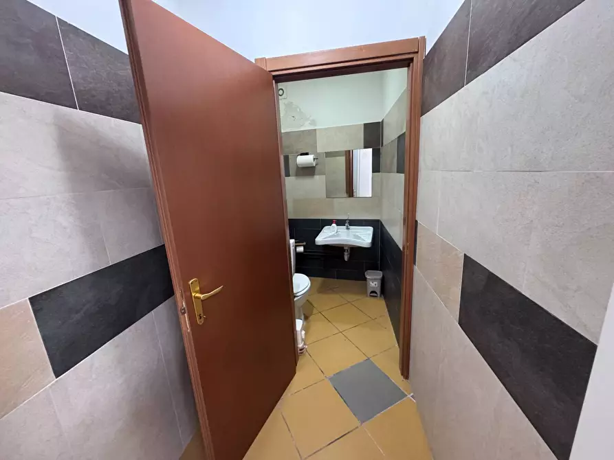 Immagine 10 di Locale commerciale in vendita  a Calcinaia