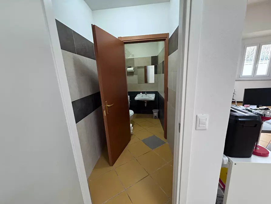 Immagine 9 di Locale commerciale in vendita  a Calcinaia