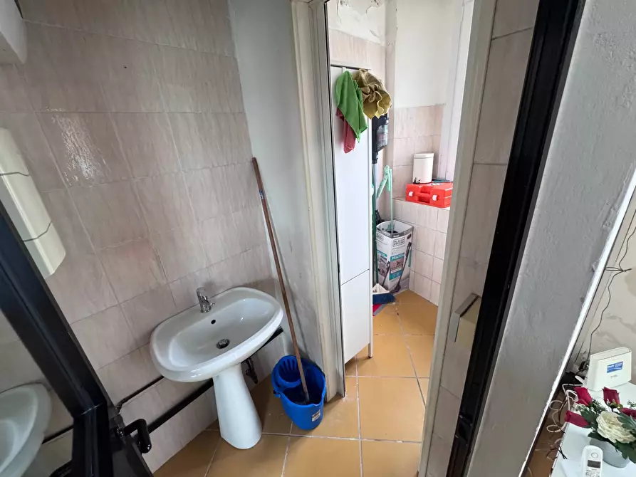 Immagine 11 di Locale commerciale in vendita  a Calcinaia