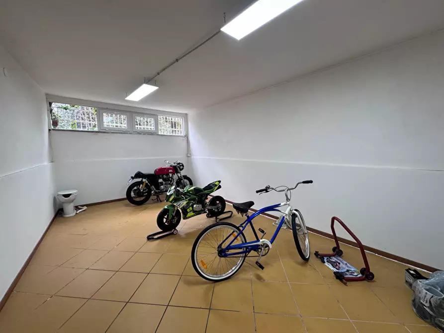 Immagine 12 di Locale commerciale in vendita  a Calcinaia