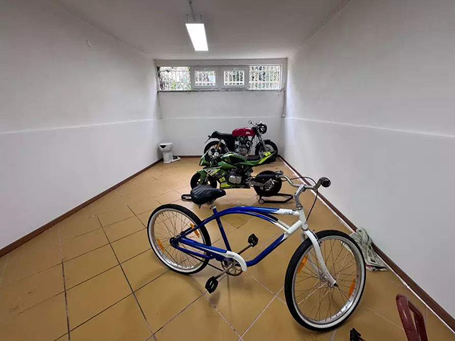 Immagine 13 di Locale commerciale in vendita  a Calcinaia