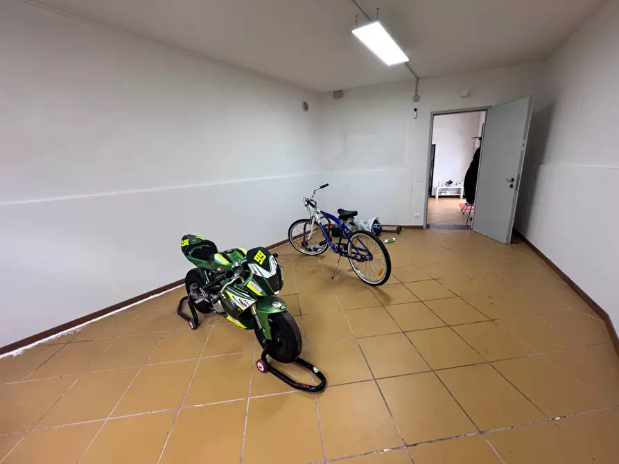 Immagine 14 di Locale commerciale in vendita  a Calcinaia