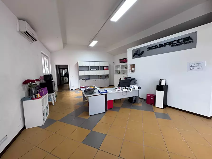 Immagine 15 di Locale commerciale in vendita  a Calcinaia