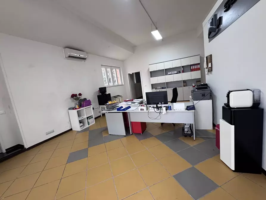 Immagine 16 di Locale commerciale in vendita  a Calcinaia