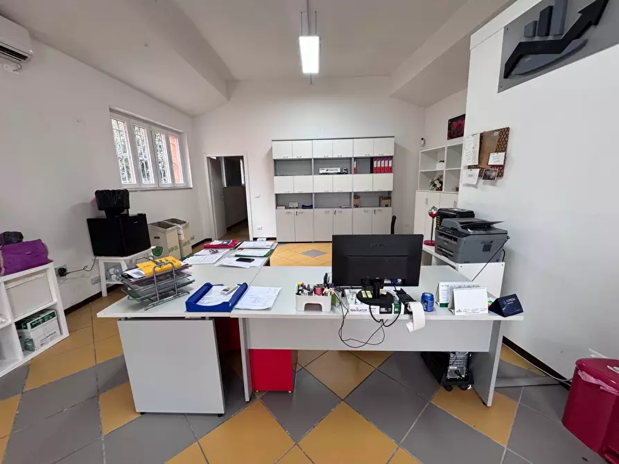 Immagine 17 di Locale commerciale in vendita  a Calcinaia