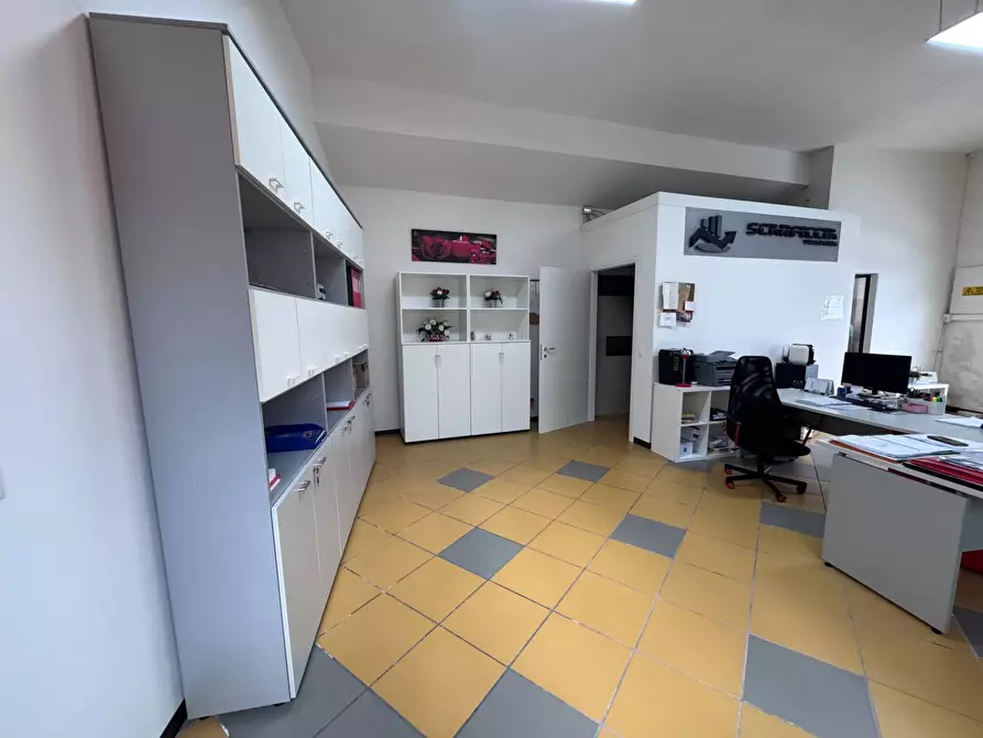 Immagine 18 di Locale commerciale in vendita  a Calcinaia