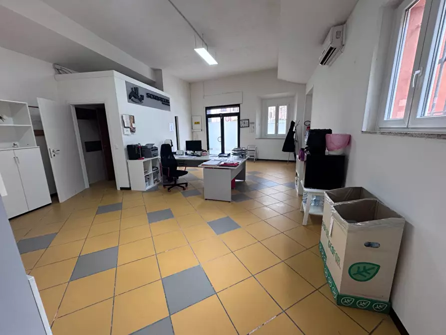 Immagine 19 di Locale commerciale in vendita  a Calcinaia