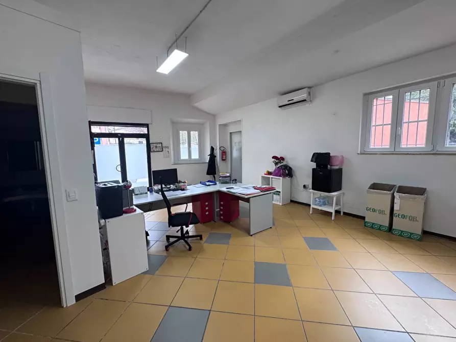 Immagine 20 di Locale commerciale in vendita  a Calcinaia