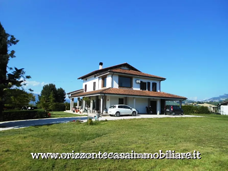 Immagine 1 di Villa in vendita  a Appignano Del Tronto