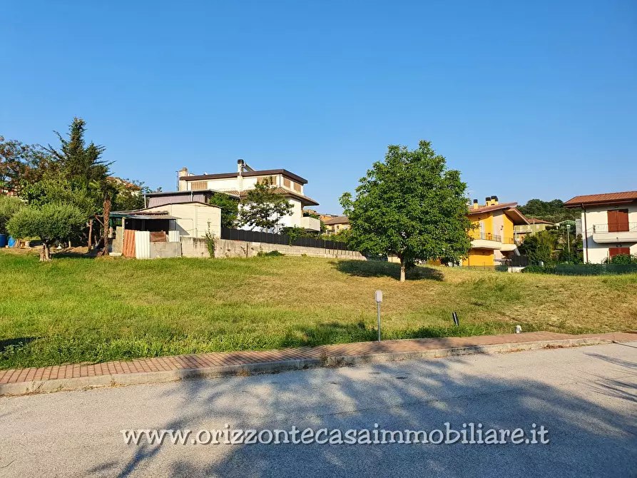 Immagine 1 di Terreno residenziale in vendita  a Folignano