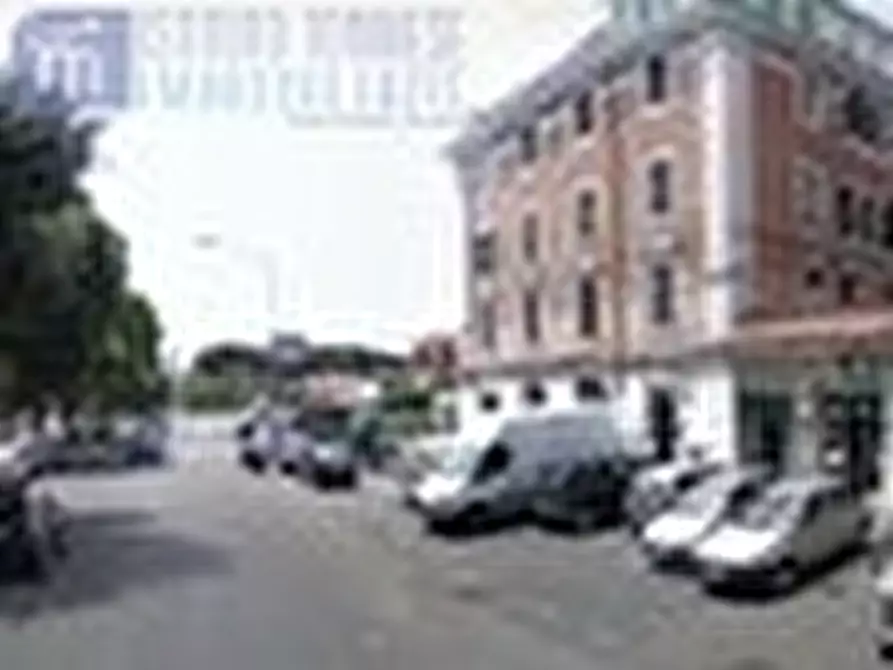 Immagine 2 di Negozio in vendita  in via ostiense a Roma