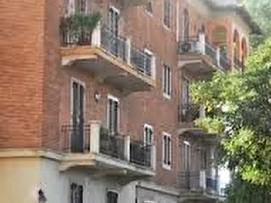 Immagine 4 di Negozio in vendita  in via ostiense a Roma