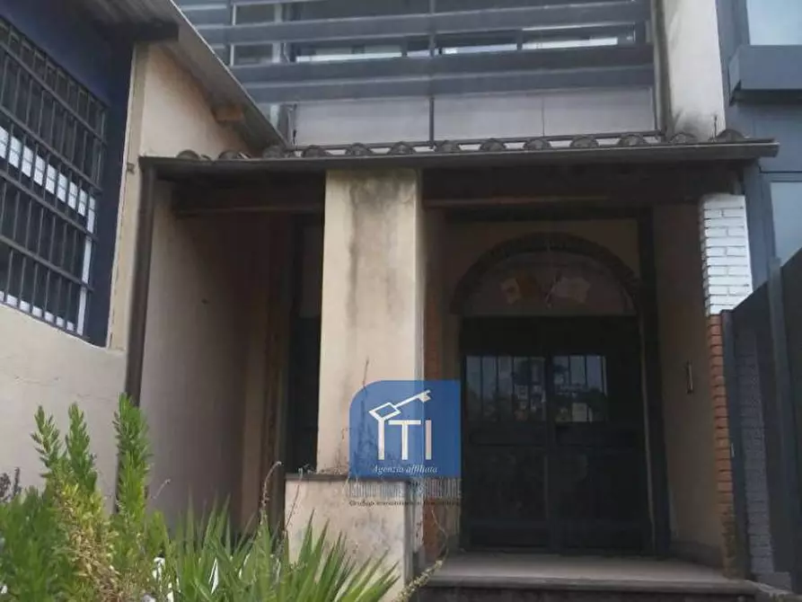 Immagine 2 di Negozio in vendita  in via portuense a Roma