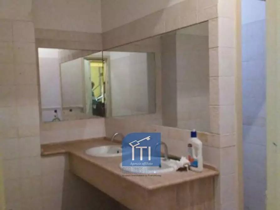 Immagine 6 di Negozio in vendita  in via portuense a Roma