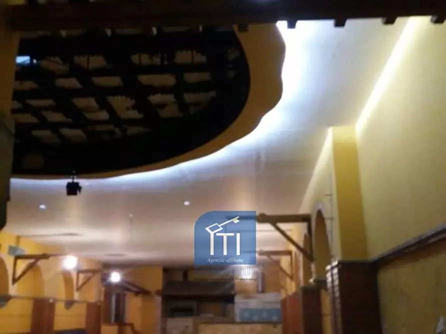 Immagine 7 di Negozio in vendita  in via portuense a Roma