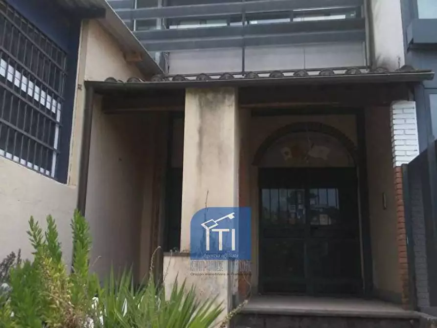 Immagine 8 di Negozio in vendita  in via portuense a Roma