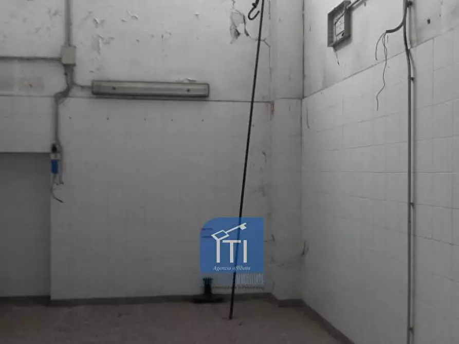 Immagine 10 di Negozio in vendita  in via portuense a Roma