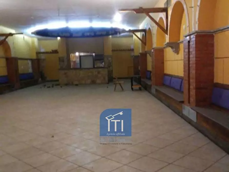 Immagine 12 di Negozio in vendita  in via portuense a Roma