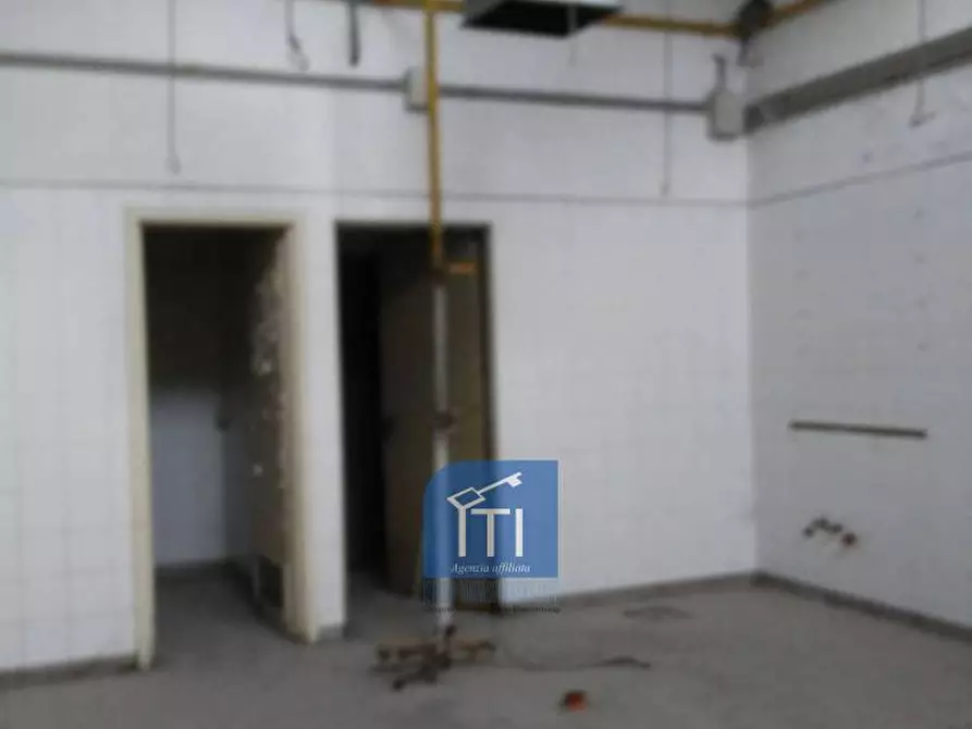 Immagine 16 di Negozio in vendita  in via portuense a Roma