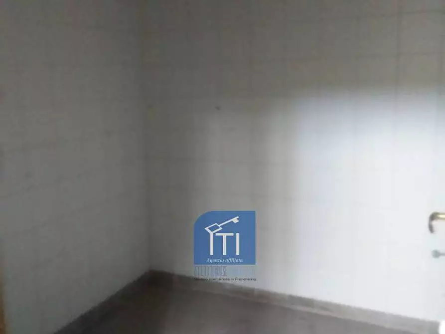 Immagine 17 di Negozio in vendita  in via portuense a Roma