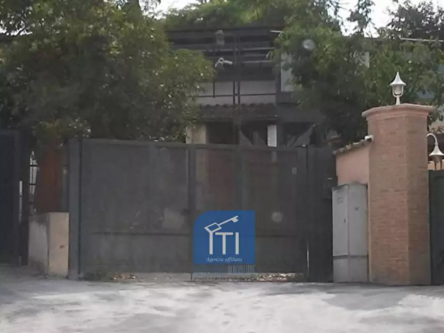 Immagine 19 di Negozio in vendita  in via portuense a Roma