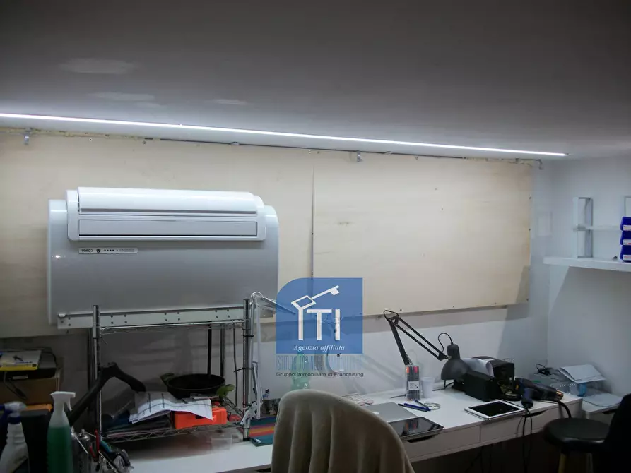 Immagine 24 di Negozio in affitto  in c.ne ostiense a Roma