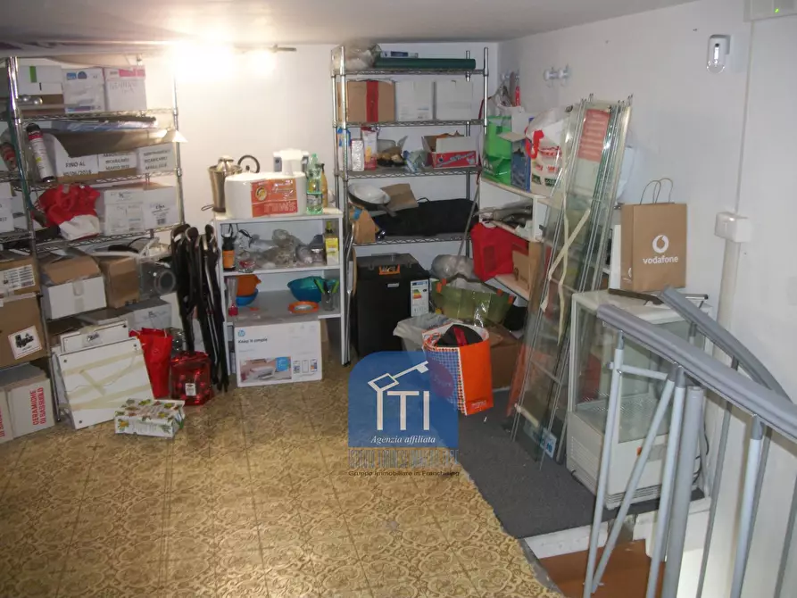 Immagine 19 di Negozio in affitto  in c.ne ostiense a Roma
