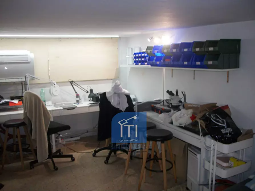 Immagine 21 di Negozio in affitto  in c.ne ostiense a Roma