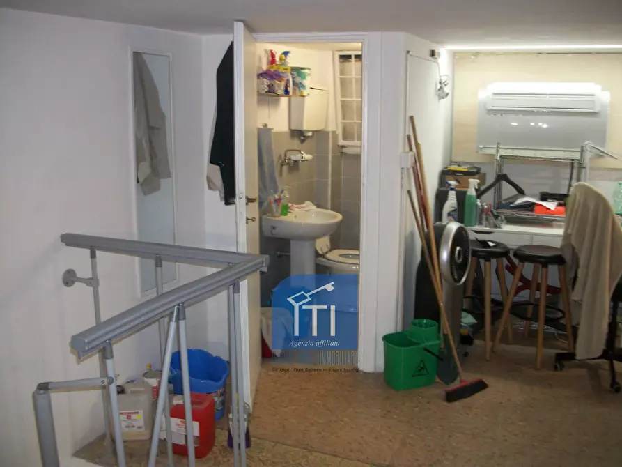 Immagine 26 di Negozio in affitto  in c.ne ostiense a Roma
