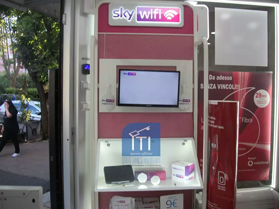 Immagine 8 di Negozio in affitto  in c.ne ostiense a Roma