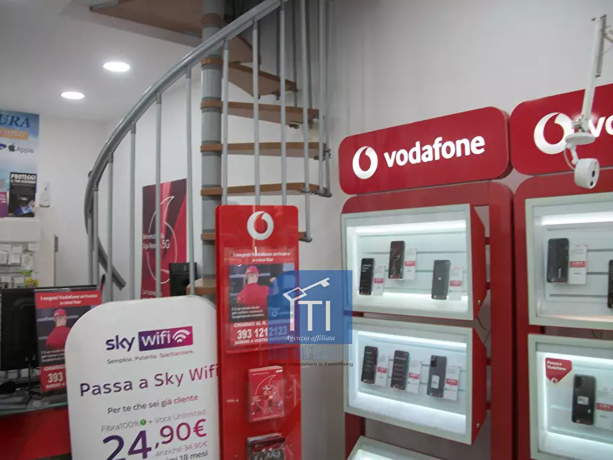 Immagine 11 di Negozio in affitto  in c.ne ostiense a Roma