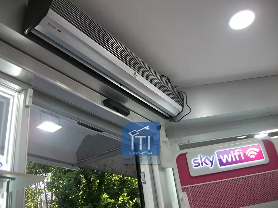 Immagine 10 di Negozio in affitto  in c.ne ostiense a Roma