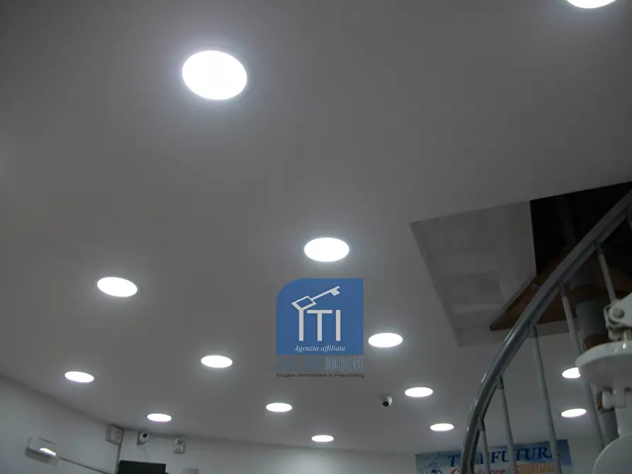 Immagine 13 di Negozio in affitto  in c.ne ostiense a Roma