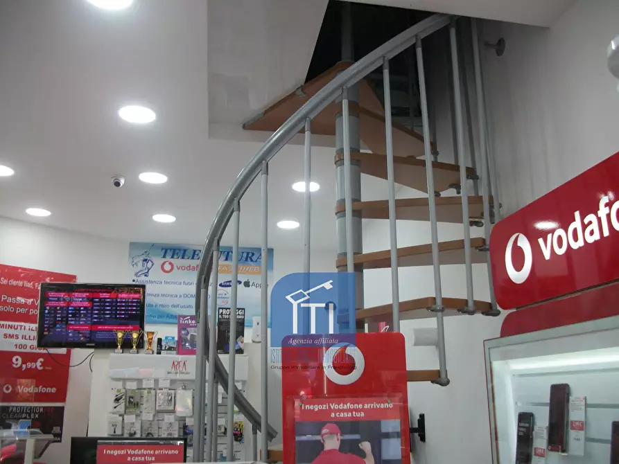 Immagine 14 di Negozio in affitto  in c.ne ostiense a Roma