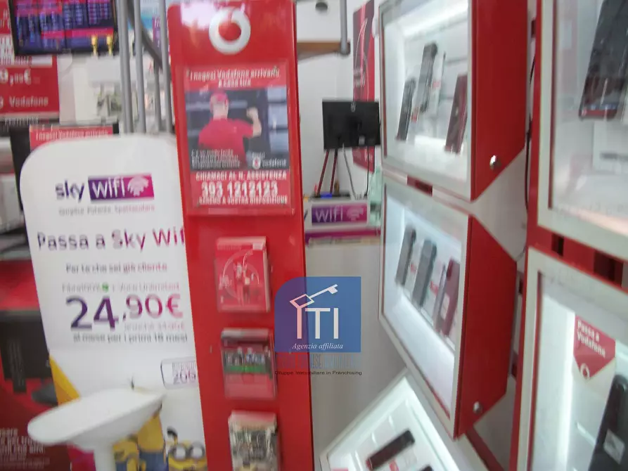 Immagine 17 di Negozio in affitto  in c.ne ostiense a Roma