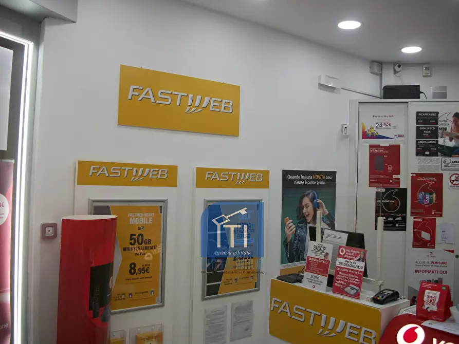 Immagine 15 di Negozio in affitto  in c.ne ostiense a Roma