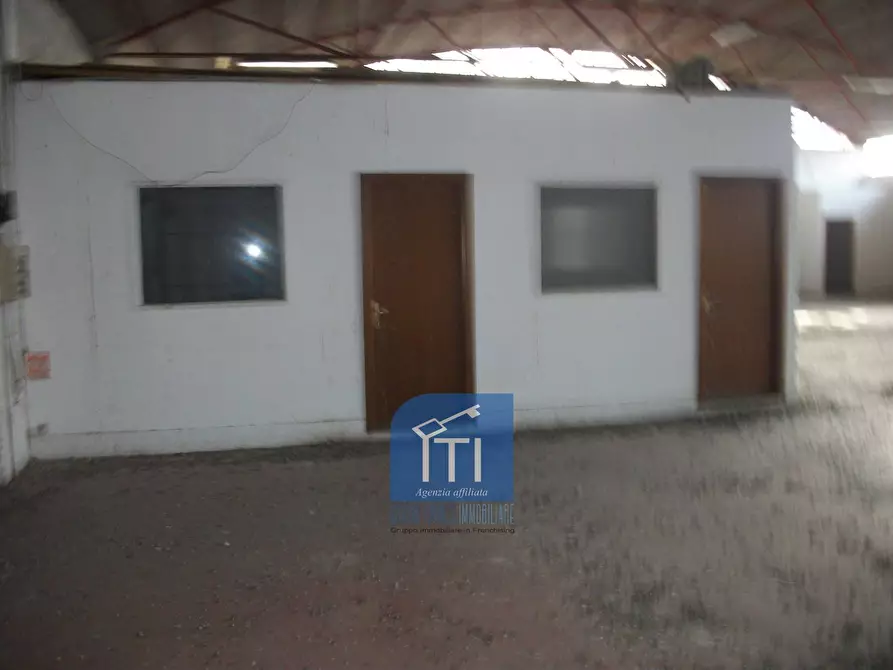 Immagine 22 di Magazzino in vendita  in via idrovore della magliana a Roma