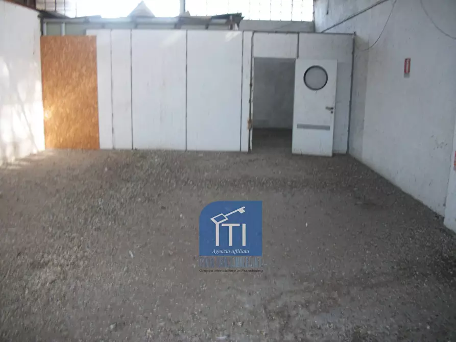 Immagine 25 di Magazzino in vendita  in via idrovore della magliana a Roma
