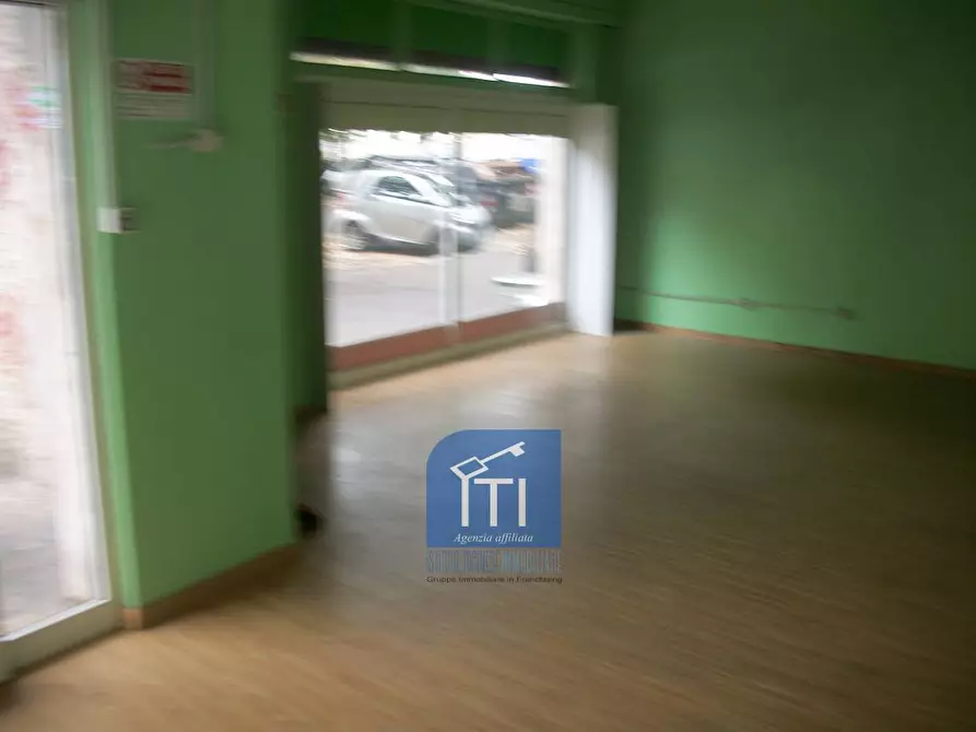 Immagine 5 di Negozio in vendita  in Via Carlo Citerni a Roma