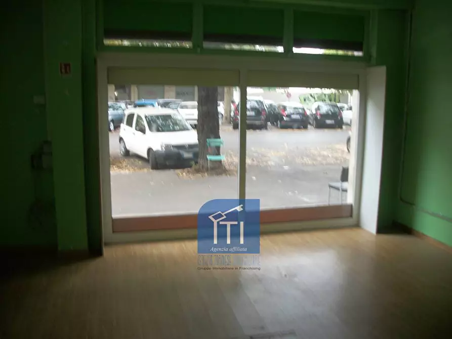 Immagine 8 di Negozio in vendita  in Via Carlo Citerni a Roma