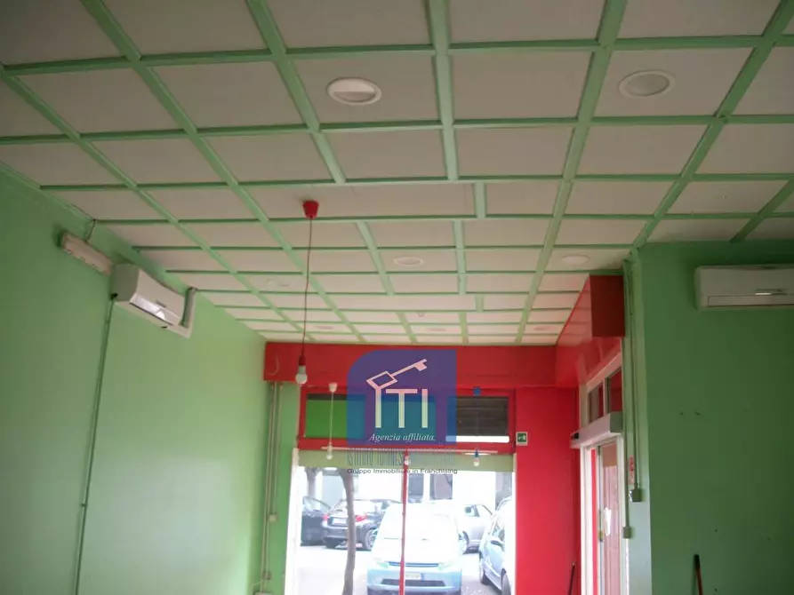 Immagine 11 di Negozio in vendita  in Via Carlo Citerni a Roma