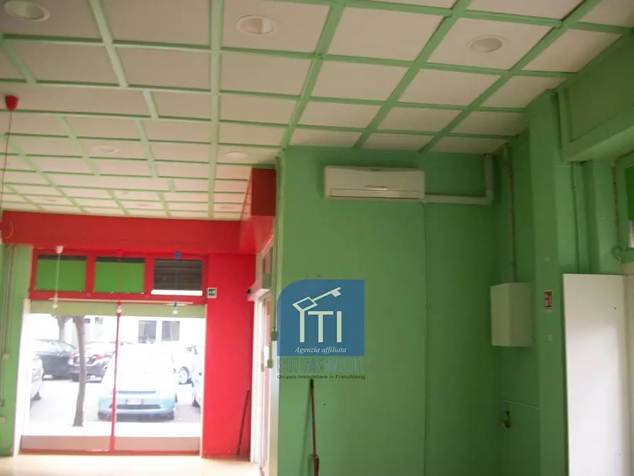 Immagine 12 di Negozio in vendita  in Via Carlo Citerni a Roma