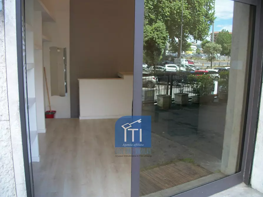 Immagine 21 di Negozio in affitto  in Via Capitan Bavastro a Roma