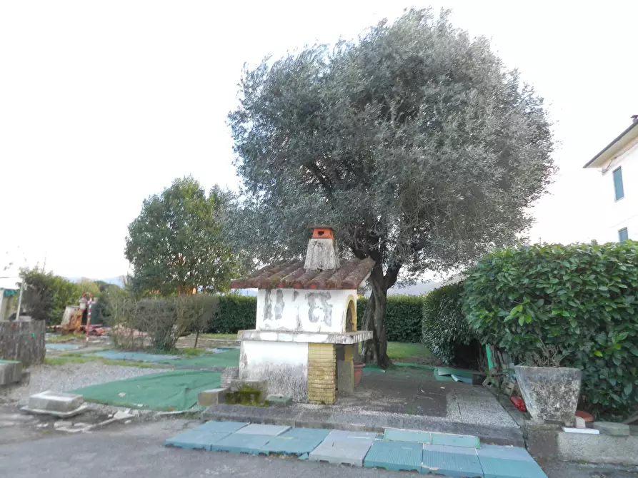 Immagine 2 di Magazzino in vendita  a Lucca